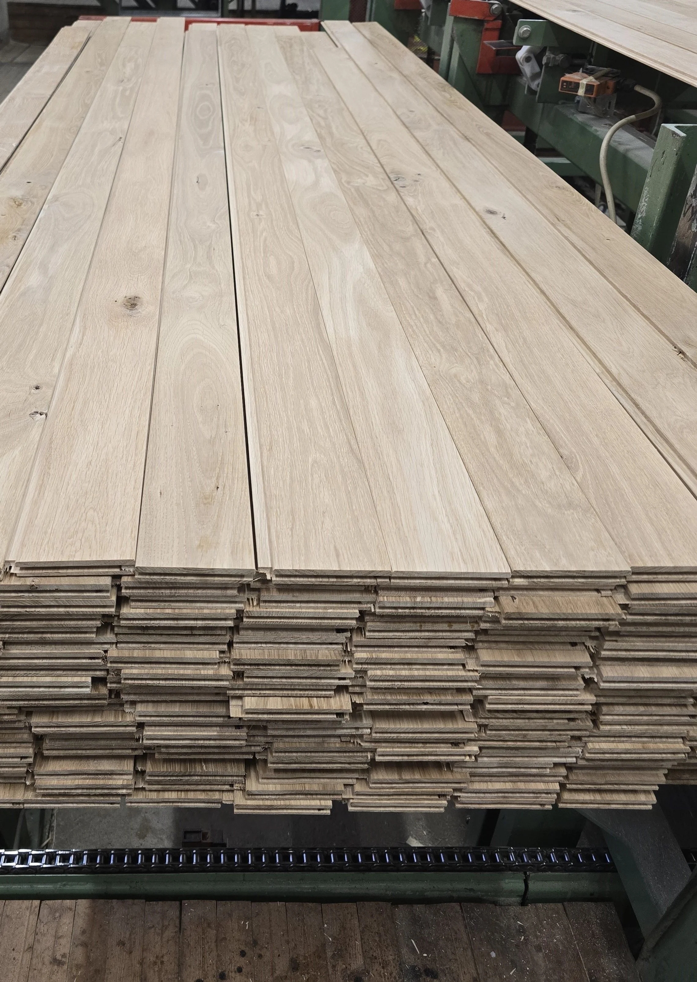 Høvling av eikepanel med frisk-kvist.